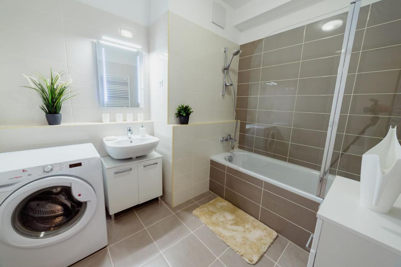 Corvin Promenade With Free Parking Apartment Budapest Bagian luar foto
